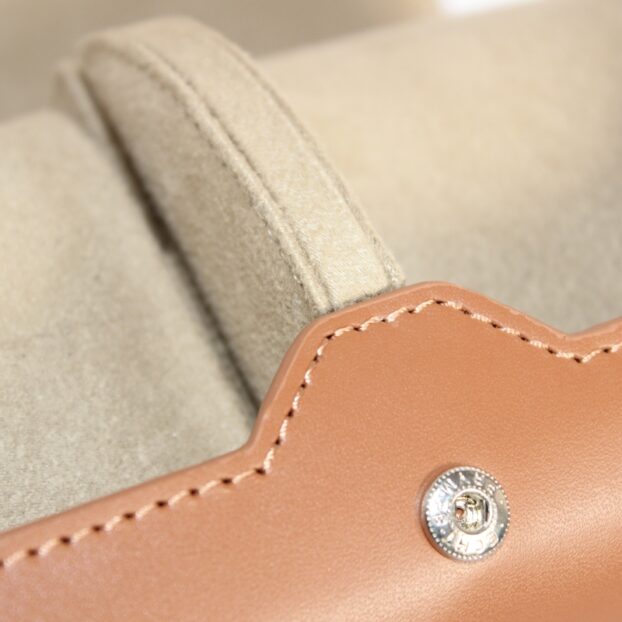 R1 Watch Roll 02 T Detail 2